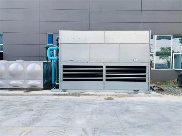 使用闭式冷却塔比开式冷却塔更节能和节省费用吗？